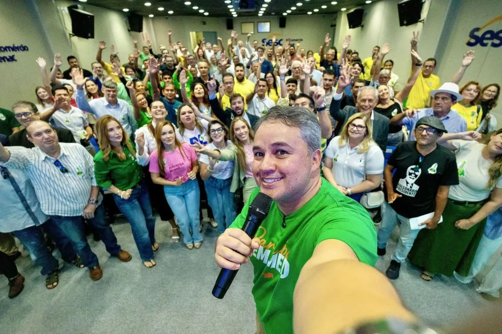Maringá 98 FM — Durante a plenária “Paraíba Sem Medo”, realizada nesta quinta-feira (28), em João Pessoa, o senador e pré-candidato ao governo Efraim Filho defendeu a redução de impostos estaduais como uma das principais medidas de um eventual governo. Segundo Efraim, a diminuição da carga tributária será prioridade para estimular o empreendedorismo, atrair investimentos e gerar empregos na Paraíba. “Talvez a primeira canetada do meu governo seja reduzir a carga tributária da Paraíba”, afirmou Efraim ao criticar o aumento do ICMS no estado. O evento reuniu especialistas e lideranças políticas, entre eles o economista Erik Figueiredo, professor da UFPB e ex-presidente do Ipea, o […]