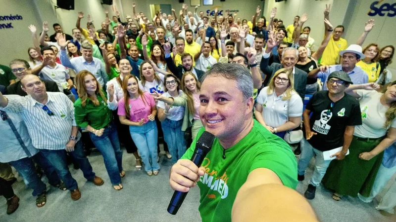 Maringá 98 FM — Durante a plenária “Paraíba Sem Medo”, realizada nesta quinta-feira (28), em João Pessoa, o senador e pré-candidato ao governo Efraim Filho defendeu a redução de impostos estaduais como uma das principais medidas de um eventual governo. Segundo Efraim, a diminuição da carga tributária será prioridade para estimular o empreendedorismo, atrair investimentos e gerar empregos na Paraíba. “Talvez a primeira canetada do meu governo seja reduzir a carga tributária da Paraíba”, afirmou Efraim ao criticar o aumento do ICMS no estado. O evento reuniu especialistas e lideranças políticas, entre eles o economista Erik Figueiredo, professor da UFPB e ex-presidente do Ipea, o [&hellip;]