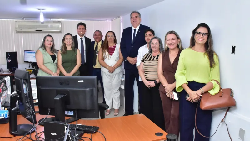 Maringá 98 FM — Com a visita à Comarca de Pombal, a unidade tornou-se a 54ª comarca visitada pelo presidente do Tribunal de Justiça da Paraíba (TJPB), desembargador Fred Coutinho, dentro do projeto “Gestão em Movimento”. Desde o ano passado, o presidente vem cumprindo agenda institucional nas comarcas paraibanas, com a meta de percorrer todas as 55 unidades judiciais do Estado. No Fórum Promotor Nelson Nóbrega, o desembargador Fred Coutinho anunciou a reforma geral do prédio da unidade. Ele também se reuniu com os juízes Lucas Sobreira de Barros Fonseca (diretor da Comarca) e Renan Brandão de Mendonça, além de servidores e servidoras da unidade, [&hellip;]