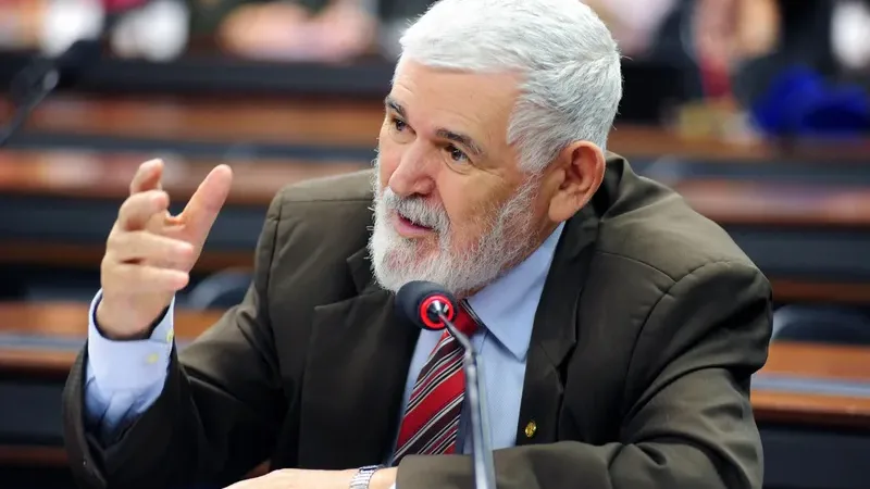 Maringá 98 FM — O município de Pombal, no Sertão da Paraíba, deverá ser beneficiado com a implantação de uma academia ao ar livre no distrito de Cachoeira. A informação consta em ofício encaminhado pelo deputado federal Luiz Couto, por meio da Câmara dos Deputados, ao prefeito Claudenildo Alencar Nóbrega, da Prefeitura Municipal de Pombal. O documento, datado de 12 de maio de 2026, comunica a indicação de recurso de emenda parlamentar no valor de R$ 248 mil para a ação “Academia ao Ar Livre”, destinada especificamente ao distrito de Cachoeira, localizado no município de Pombal. Segundo o ofício, o objetivo do investimento é [&hellip;]