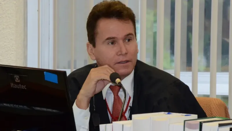 Maringá 98 FM — O desembargador Márcio Murilo da Cunha Ramos, do Tribunal de Justiça da Paraíba (TJPB), decidiu pedir pauta ao Órgão Especial para julgamento do processo que apura suposto pagamento de propina a dois ex-secretários do Governo do Estado no âmbito do caso Padre Zé. O escândalo do Padre Zé teria desviado milhões do hospital e suas entidades em João Pessoa. O despacho foi incluído no processo no último dia 28 de abril. Agora cabe à Presidência do TJ incluir o procedimento para julgamento em plenário. O órgão especial vai analisar, primeiro, se recebe ou não a denúncia apresentada pelo MP. Caso receba, dará prosseguimento [&hellip;]