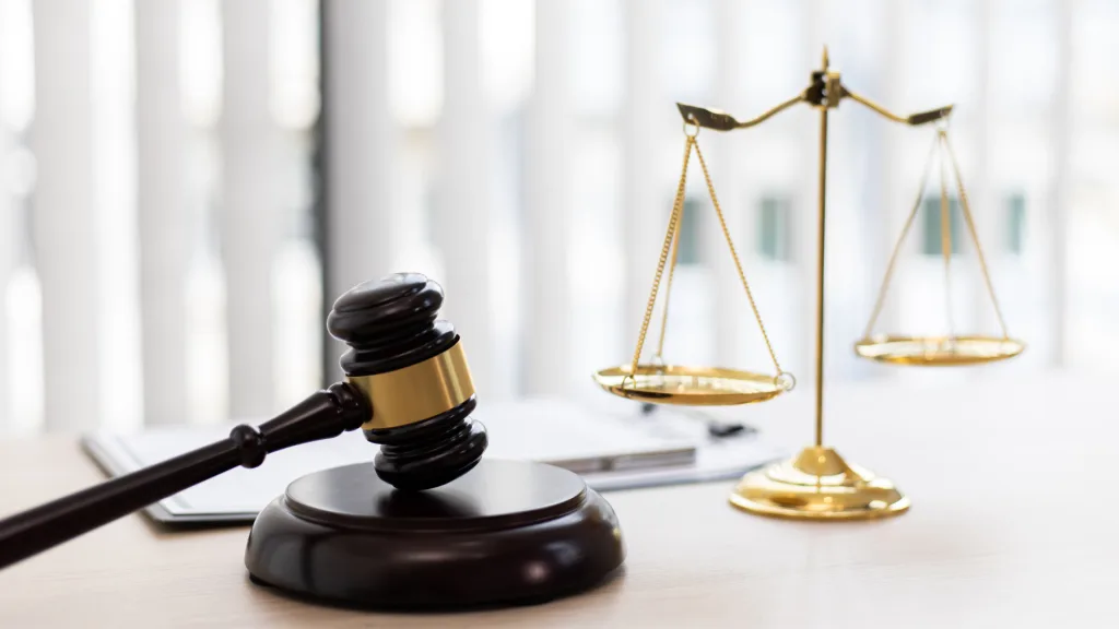 Maringá 98 FM — A Comissão de Constituição e Justiça e de Cidadania (CCJ) da Câmara dos Deputados aprovou proposta que prevê a concessão judicial de gratuidade a quem comprovar estar inscrito no Cadastro Único para Programas Sociais (CadÚnico). O texto altera o Código de Processo Civil (Lei 13.105/15) e segue agora para o Senado, caso não haja recurso para análise pelo Plenário. A proposta aprovada é um substitutivo do deputado Rubens Pereira Júnior (PT-MA) ao Projeto de Lei 1283/24, da deputada Maria do Rosário (PT-RS). O texto original assegura a gratuidade da Justiça, sem necessidade de comprovação. Segundo Pereira Júnior, a aprovação é fundamental para [&hellip;]