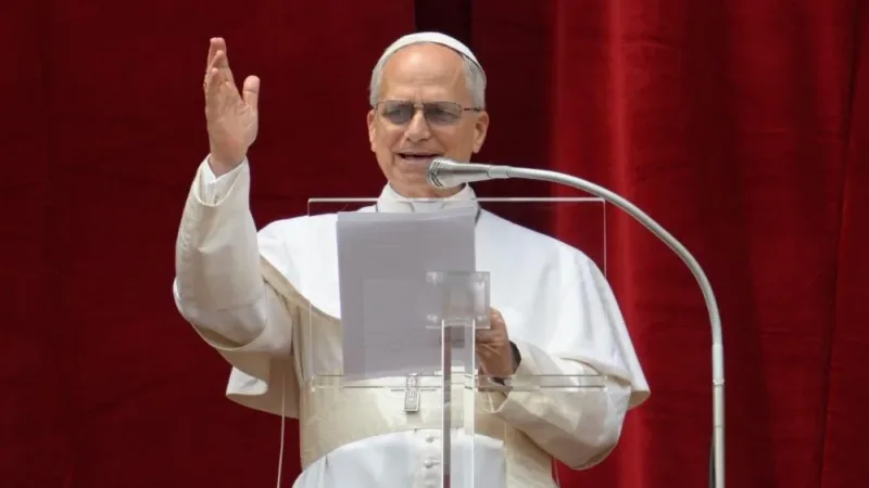 Maringá 98 FM — O Papa Leão XIV passou por uma situação inusitada ao tentar atualizar dados de uma conta bancária nos Estados Unidos. Durante uma ligação para a instituição financeira, o pontífice teve o atendimento encerrado por uma funcionária após se identificar como papa. Segundo as informações divulgadas, o líder da Igreja Católica, que é cidadão americano, entrou em contato com a agência para solicitar alterações cadastrais, incluindo endereço de correspondência e número de telefone. Durante o atendimento, a funcionária seguiu os protocolos de segurança do banco e iniciou a confirmação de identidade do correntista. Como parte do procedimento, ela informou que seria necessário comparecimento [&hellip;]