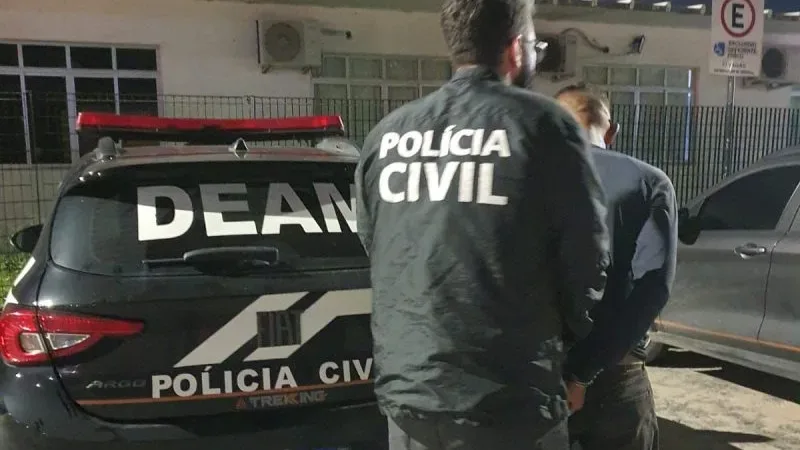 Maringá 98 FM — A Polícia Civil da Paraíba, por meio da Delegacia Especializada de Atendimento à Mulher (DEAM) de Santa Rita, cumpriu, nesta segunda-feira (11), um mandado de prisão preventiva em desfavor de um homem de 53 anos investigado pela prática do crime de estupro de vulnerável de forma reiterada contra sua enteada, no município de Santa Rita. O mandado de prisão foi expedido pelo Poder Judiciário após representação da Autoridade Policial, no âmbito desta investigação. De acordo com as apurações, os abusos teriam ocorrido quando a vítima tinha entre cinco e nove anos de idade, havendo comprovação da materialidade delitiva por meio [&hellip;]