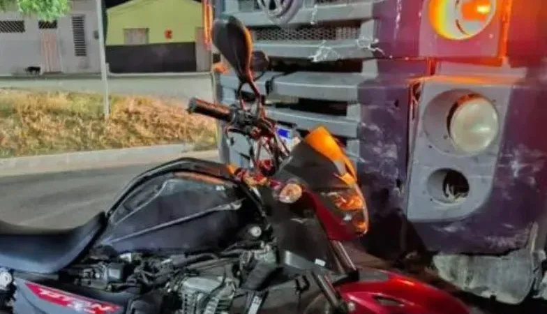 Maringá 98 FM — O condutor de uma motocicleta morreu, ao colidir ao bater a moto de frente com uma carreta, na noite desta quinta-feira (29), em Santa Luzia, no Sertão do Estado. A vítima foi identificada como Cosme Luiz Ferreira Bento, de 31 anos. A Polícia Rodoviária Federal informou que o acidente ocorreu por volta das 00h20 quando os veículos seguiam no km 288 da BR-230. O ocupante da moto não resistiu aos ferimentos vindo a óbito. As causas do acidente estão sendo investigadas. &nbsp; &nbsp; Fonte: MaisPB