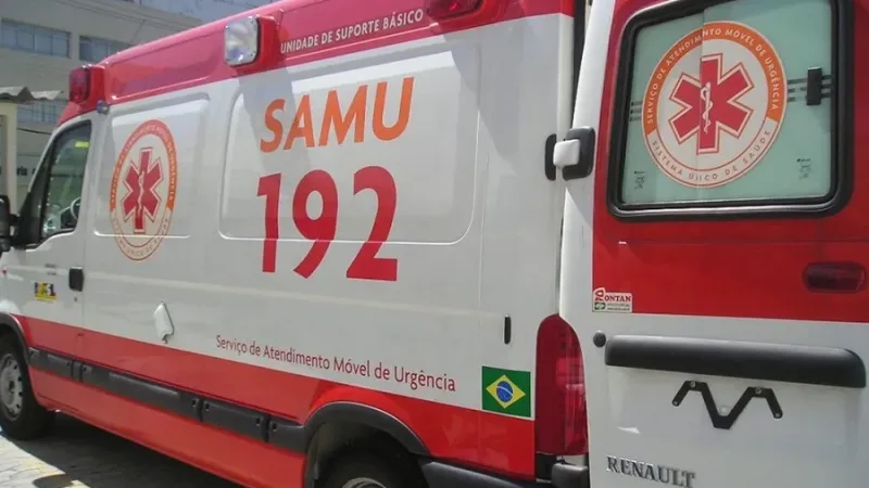 Maringá 98 FM — Um acidente doméstico foi registrado na noite desta terça-feira 05/05/2026, por volta das 18h, na Rua do Sangradouro, localizada no bairro do Alto, em Condado-PB. De acordo com relatos de vizinhos, o morador estava tratando peixes quando tentou espantar um gato que se aproximava. Nesse momento, ele acabou se desequilibrando e caiu sobre a faca que utilizava, sofrendo um ferimento na região do pescoço. O Serviço de Atendimento Móvel de Urgência (SAMU) foi acionado rapidamente e prestou os primeiros socorros ainda no local. A Polícia Militar também esteve presente para dar apoio à ocorrência. A vítima foi encaminhada para o [&hellip;]