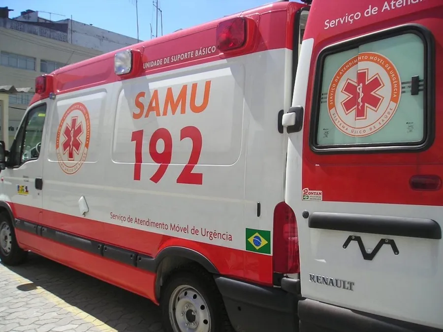 Maringá 98 FM — Um acidente doméstico foi registrado na noite desta terça-feira 05/05/2026, por volta das 18h, na Rua do Sangradouro, localizada no bairro do Alto, em Condado-PB. De acordo com relatos de vizinhos, o morador estava tratando peixes quando tentou espantar um gato que se aproximava. Nesse momento, ele acabou se desequilibrando e caiu sobre a faca que utilizava, sofrendo um ferimento na região do pescoço. O Serviço de Atendimento Móvel de Urgência (SAMU) foi acionado rapidamente e prestou os primeiros socorros ainda no local. A Polícia Militar também esteve presente para dar apoio à ocorrência. A vítima foi encaminhada para o […]
