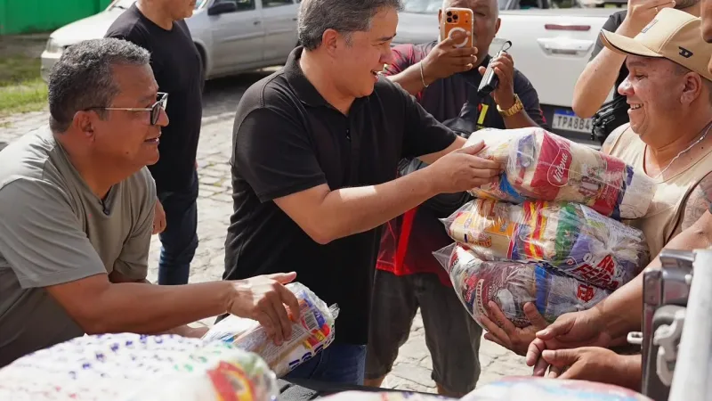Maringá 98 FM — &nbsp; O senador Efraim Filho esteve atuante, ao longo do fim de semana, em diversos municípios da Paraíba atingidos pelas fortes chuvas que têm provocado transtornos, prejuízos materiais e deixado famílias em situação de vulnerabilidade. Em meio ao cenário de emergência, a conduta do parlamentar foi marcada não apenas por articulação política, mas principalmente pela presença direta junto à população afetada. Efraim esteve em Santa Rita, entrou em residências atingidas, ouviu relatos de moradores e acompanhou de perto os estragos causados pelas chuvas. Ao lado do comunicador Nilvan Ferreira, também participou da distribuição de cestas básicas, levando apoio imediato as [&hellip;]