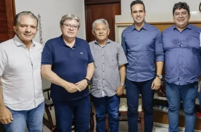 Maringá 98 FM — O ex-prefeito de Pombal, Dr. Veríssinho, esteve reunido na tarde desta quinta-feira (14) com o governador da Paraíba, Lucas Ribeiro, ocasião em que apresentou e entregou uma pauta de reivindicações voltadas às comunidades rurais do município sertanejo. De acordo com o ex-gestor, o encontro não teve apenas caráter político-eleitoral, mas também tratou de demandas administrativas consideradas importantes para o desenvolvimento de Pombal. Durante a reunião, Dr. Veríssinho declarou apoio político ao governador Lucas Ribeiro e ao ex-governador da Paraíba, João Azevêdo, que é pré-candidato ao Senado. O vice-prefeito de Pombal, Silvânio do Ó, também anunciou apoio às duas lideranças estaduais. [&hellip;]