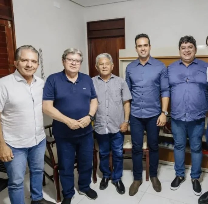 Maringá 98 FM — O ex-prefeito de Pombal, Dr. Veríssinho, esteve reunido na tarde desta quinta-feira (14) com o governador da Paraíba, Lucas Ribeiro, ocasião em que apresentou e entregou uma pauta de reivindicações voltadas às comunidades rurais do município sertanejo. De acordo com o ex-gestor, o encontro não teve apenas caráter político-eleitoral, mas também tratou de demandas administrativas consideradas importantes para o desenvolvimento de Pombal. Durante a reunião, Dr. Veríssinho declarou apoio político ao governador Lucas Ribeiro e ao ex-governador da Paraíba, João Azevêdo, que é pré-candidato ao Senado. O vice-prefeito de Pombal, Silvânio do Ó, também anunciou apoio às duas lideranças estaduais. […]