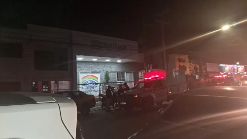 Maringá 98 FM — Um homem morreu e outro ficou ferido após ambos caírem do teto de uma igreja no bairro de Jaguaribe, em João Pessoa, na noite desta quarta-feira (20). O acidente aconteceu enquanto as vítimas realizavam reparos na cobertura do prédio religioso. De acordo com o Corpo de Bombeiros, as equipes foram acionadas por volta das 20h para atender a ocorrência em uma igreja localizada na rua Aderbal Piragibe, nas proximidades do Centro Administrativo do Governo da Paraíba. O templo pertence à igreja “Deus é Amor”. As informações iniciais apontam que os dois trabalhadores faziam serviços de manutenção no teto quando ocorreu a [&hellip;]