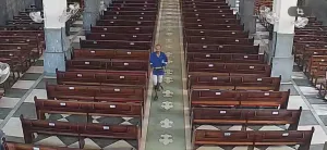 Maringá 98 FM —   Um homem foi preso na madrugada desta quinta-feira (28), em Cajazeiras, no Sertão da Paraíba, suspeito de furtar um banco de ofertório da Catedral Nossa Senhora da Piedade. O crime aconteceu na quarta-feira (27) e foi registrado por câmeras de segurança da igreja. Segundo a Polícia Militar, o furto ocorreu por volta das 11h, mas a corporação só foi acionada no início da noite. Após tomar conhecimento do caso, equipes do 6º Batalhão da Polícia Militar iniciaram diligências para localizar o suspeito. Suspeito foi localizado durante patrulhamento De acordo com a PM, o homem foi abordado por volta das 2h da […]