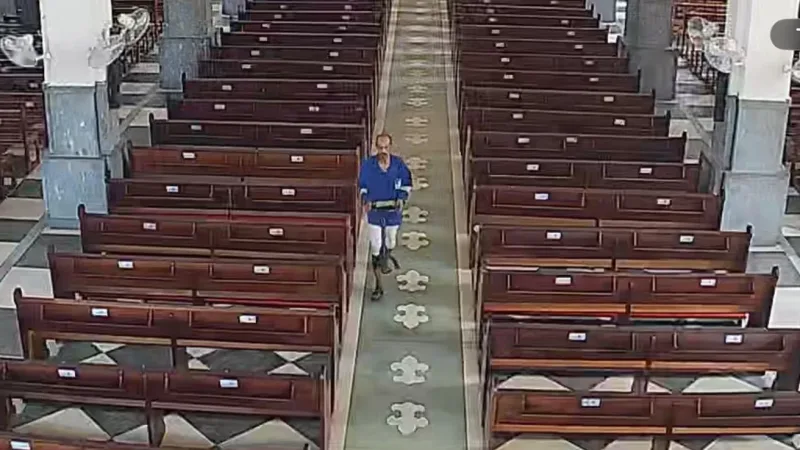 Maringá 98 FM — Um homem foi preso na madrugada desta quinta-feira (28), em Cajazeiras, no Sertão da Paraíba, suspeito de furtar um banco de ofertório da Catedral Nossa Senhora da Piedade. O crime aconteceu na quarta-feira (27) e foi registrado por câmeras de segurança da igreja. Segundo a Polícia Militar, o furto ocorreu por volta das 11h, mas a corporação só foi acionada no início da noite. Após tomar conhecimento do caso, equipes do 6º Batalhão da Polícia Militar iniciaram diligências para localizar o suspeito. Suspeito foi localizado durante patrulhamento De acordo com a PM, o homem foi abordado por volta das 2h da madrugada [&hellip;]