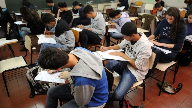Maringá 98 FM — O Ministério da Educação (MEC) anunciou nessa segunda-feira (19) que os alunos concluintes do ensino médio da rede pública terão inscrição automática no Exame Nacional do Ensino Médio (Enem). A Portaria nº 422/2026, publicada hoje, prevê a inclusão do exame Sistema de Avaliação da Educação Básica (Saeb), visando aumentar a participação dos estudantes para uso do Enem no Saeb.  Inscrição automática De acordo com o MEC, a inscrição automática já passa a valer para edição 2026 do Enem. O estudantes concluintes, do 3º ano, serão inscritos a partir de dados encaminhados pelas redes de ensino.  O aluno terá apenas que confirmar a [&hellip;]