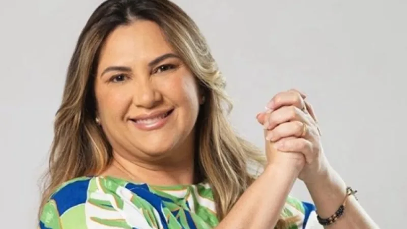 Maringá 98 FM — A prefeita de Cajazeiras, Corrinha Delfino (PP), confirmou nesta terça-feira (5) o afastamento político do ex-prefeito Zé Aldemir. A decisão, segundo ela, foi tomada para garantir tranquilidade emocional e manter o foco na administração do município. O distanciamento ocorreu em meio a divergências de pensamento ao longo da relação política, mas sem conflitos diretos. A medida visa assegurar maior autonomia na condução da gestão e evitar interferências nas decisões administrativas. A prefeita também destacou que buscou preservar a relação construída anteriormente, evitando ampliar desgastes públicos. No entanto, reforçou que a responsabilidade pela gestão é individual e exige liberdade para tomada [&hellip;]