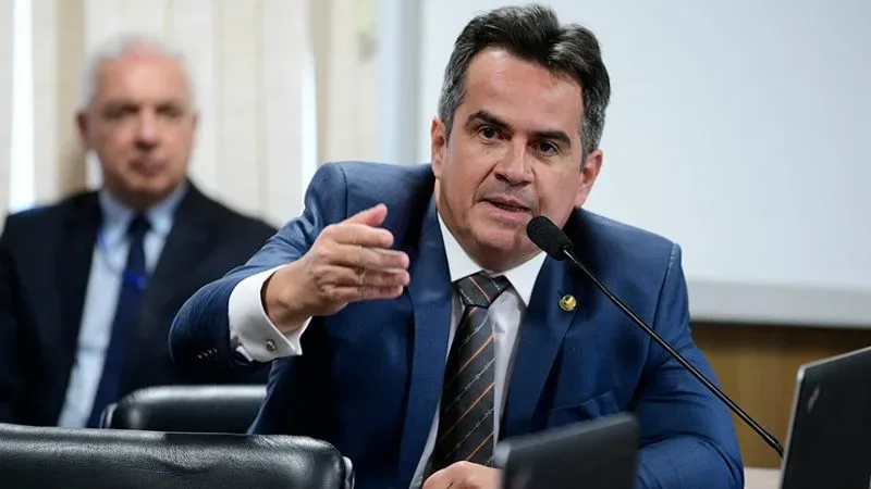 Maringá 98 FM — A Polícia Federal deflagrou, nesta quinta-feira (7), uma nova fase da Operação Compliance Zero, que apura suspeitas de fraudes financeiras envolvendo o Banco Master. Entre os alvos da investigação está o presidente nacional do PP, senador Ciro Nogueira, conforme informações divulgadas pela TV Globo. Agentes da PF cumprem mandados de busca e apreensão no endereço do parlamentar, em Brasília. Ao todo, a operação executa 10 mandados de busca e apreensão e um de prisão temporária, determinados pelo Supremo Tribunal Federal (STF), nos estados do Piauí, São Paulo, Minas Gerais e no Distrito Federal. A decisão judicial também autorizou o bloqueio de [&hellip;]