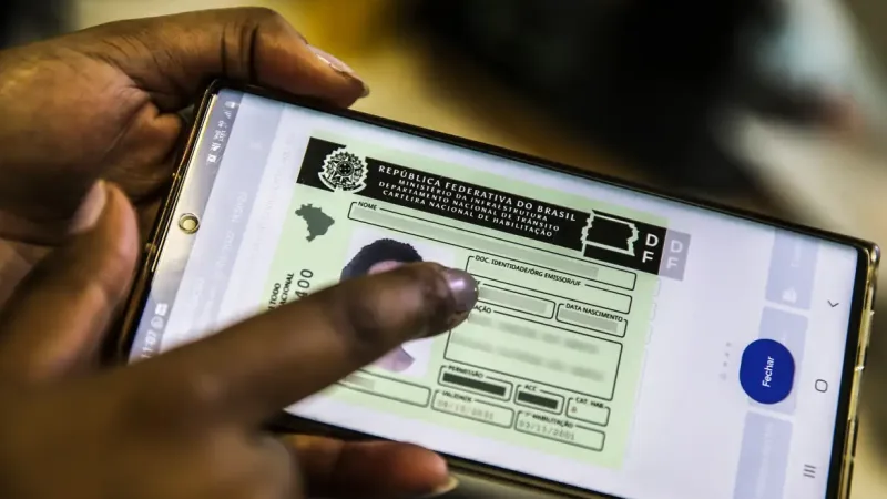 Maringá 98 FM — A partir de agora, a realização do exame toxicológico deixa de ser uma exigência exclusiva para motoristas profissionais e passa a ser obrigatória para todos os cidadãos que buscam a primeira habilitação ou a renovação de categorias específicas. A medida, determinada pelo governo federal, abrange qualquer pessoa que pretenda conduzir carros e motos, alterando o padrão anteriormente restrito às categorias C, D e E. A implementação da norma ocorre antes da realização das provas teórica e prática do processo de habilitação. O procedimento de coleta é realizado de forma rápida e, conforme os protocolos estabelecidos, o material biológico é encaminhado [&hellip;]