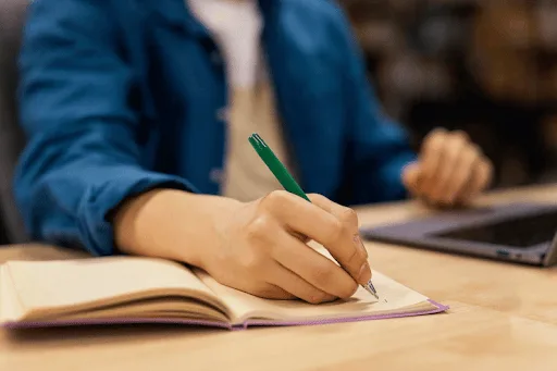 Maringá 98 FM — O Senac Paraíba está com vagas abertas para cursos profissionalizantes em diferentes áreas de atuação. As oportunidades valem para todo o estado e qualquer pessoa pode participar. Ao todo, serão formadas 52 turmas. Serão ofertadas mais de mil vagas, espalhadas em regiões como João Pessoa, Campina Grande, Areia, Patos, Sousa e Cajazeiras e demais localidades. Os cursos são gratuitos para capacitação, qualificação profissional e também técnico, em áreas de gestão, comércio, gastronomia, hotelaria, turismo e tecnologia da informação. Qualquer pessoa pode participar, basta levar a documentação (RG, CPF, comprovante de residência e de escolaridade) a uma das unidades do Senac [&hellip;]