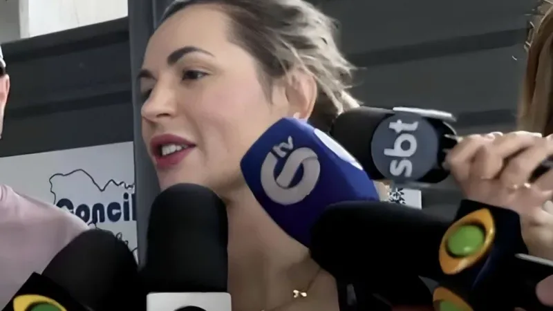 Maringá 98 FM — A influenciadora e advogada Deolane Bezerra foi presa na manhã desta quinta-feira (21) durante uma operação do Ministério Público de São Paulo e da Polícia Civil contra um esquema de lavagem de dinheiro ligado ao Primeiro Comando da Capital. A ação também teve como alvo Marco Herbas Camacho, apontado como líder da facção, além de familiares e supostos operadores financeiros do grupo. Segundo as investigações, o esquema utilizava uma transportadora de cargas em Presidente Venceslau, no interior paulista, como empresa de fachada para movimentação de recursos ilícitos. As apurações indicam que contas ligadas a Deolane e ao operador financeiro Everton de [&hellip;]