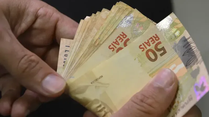 Maringá 98 FM — A partir desta terça-feira (5), brasileiros inadimplentes com renda de até cinco salários mínimos, atualmente em R$ 8.105, poderão buscar os canais oficiais dos bancos para aderirem ao novo Desenrola Brasil, programa do governo para renegociação de dívidas. Além de pessoas físicas, a iniciativa prevê o abatimento de débitos de estudantes, micro e pequenos empreendedores, aposentados e pequenos agricultores. Até o momento, os bancos que já estão habilitados para adesão ao programa são: Bradesco, Banco do Brasil, Caixa, BRB, Itaú, NuBank, Santander, Inter, Sicoob, Banco BV, Banrisul, BMG e Banco Pan. Para incentivar a quitação dos débitos, o programa prevê descontos entre 30% e 90%, além de juros de [&hellip;]