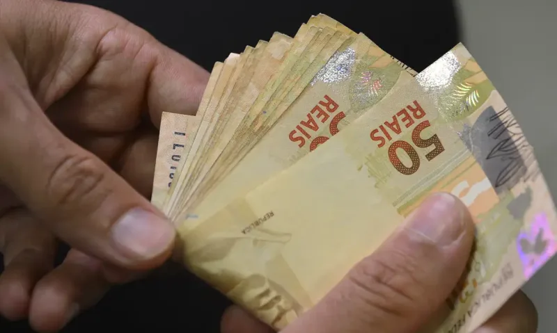 Maringá 98 FM — A partir desta terça-feira (5), brasileiros inadimplentes com renda de até cinco salários mínimos, atualmente em R$ 8.105, poderão buscar os canais oficiais dos bancos para aderirem ao novo Desenrola Brasil, programa do governo para renegociação de dívidas. Além de pessoas físicas, a iniciativa prevê o abatimento de débitos de estudantes, micro e pequenos empreendedores, aposentados e pequenos agricultores. Até o momento, os bancos que já estão habilitados para adesão ao programa são: Bradesco, Banco do Brasil, Caixa, BRB, Itaú, NuBank, Santander, Inter, Sicoob, Banco BV, Banrisul, BMG e Banco Pan. Para incentivar a quitação dos débitos, o programa prevê descontos entre 30% e 90%, além de juros de […]