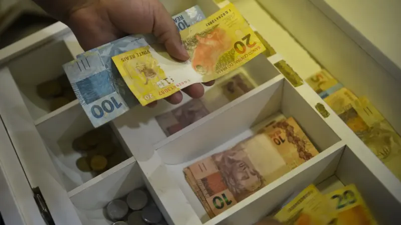 Maringá 98 FM — O Novo Desenrola renegociou cerca de R$ 12 bilhões em dívidas de famílias e contratos do Fundo de Financiamento Estudantil (Fies) desde o lançamento, disse nesta quinta-feira (21) o ministro da Fazenda, Dario Durigan. Segundo ele, as negociações beneficiaram mais de 1 milhão de pessoas. “O programa já alcançou mais de 1 milhão de CPFs e cerca de 1,1 milhão de operações”, afirmou durante coletiva para apresentar o balanço da iniciativa. Dívidas quitadas De acordo com o Ministério da Fazenda, 449 mil dívidas foram quitadas à vista no eixo voltado às famílias.O valor original desses débitos somava R$ 1,06 bilhão, mas [&hellip;]
