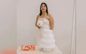 Maringá 98 FM — A Polícia Civil prendeu um guarda municipal, de 55 anos, suspeito de matar a esposa durante a celebração do casamento do casal, em Campinas, interior de São Paulo. A vítima, Nájylla Duenas Nascimento, de 34 anos, foi atingida por disparos no local da festa no último sábado (9). Segundo a investigação, após um desentendimento durante a confraternização, o homem teria agredido a mulher, efetuado disparos e deixado o local momentaneamente. Na sequência, ele retornou e atirou novamente contra a esposa, que morreu no local. Daniel Barbosa Marinho foi preso em flagrante após se entregar às autoridades. O caso é investigado […]
