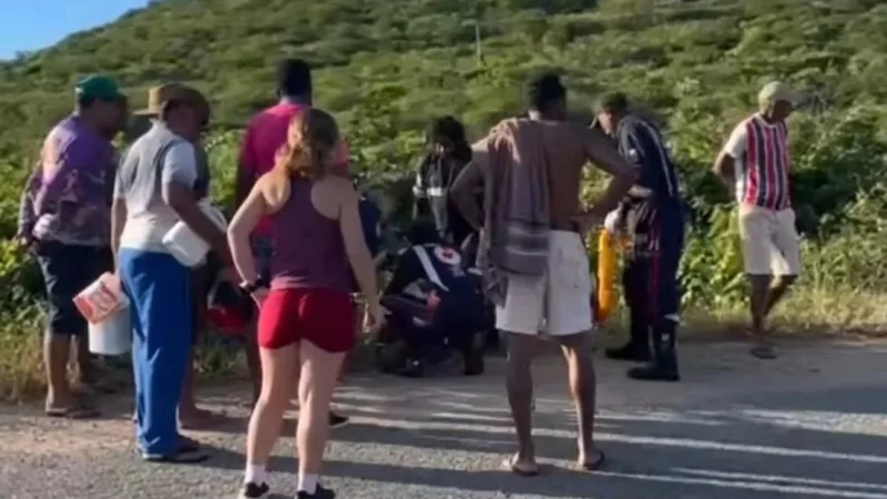 Maringá 98 FM — Um acidente de moto foi registrado na madrugada deste domingo na PB-342, em Coremas. De acordo com informações de populares, a vítima foi encontrada ferida pela manhã após gritos de socorro serem ouvidos por moradores da região. O homem foi arremessado para fora da pista e teria passado várias horas no local até ser socorrido. O Serviço de Atendimento Móvel de Urgência (Samu) realizou o resgate da vítima e a encaminhou ao hospital. As causas do acidente deverão ser esclarecidas pelas autoridades competentes. &nbsp; &nbsp; Fonte: Diamante Online