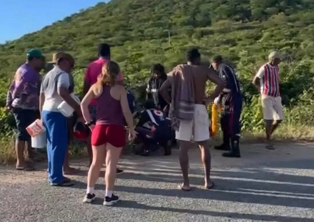 Maringá 98 FM — Um motociclista identificado como Antônio Dantas de Souza, conhecido como “Toca” morreu após sofrer um grave acidente na noite deste domingo (10), na BR-230, no município de Sousa. O sinistro envolveu a motocicleta conduzida pela vítima e um carro, que colidiu violentamente contra o motociclista, causando a amputação de uma das pernas. O homem foi socorrido em estado grave por equipes do Serviço de Atendimento Móvel de Urgência (Samu) e encaminhado ao Hospital Regional de Sousa, mas não resistiu à gravidade dos ferimentos e morreu após dar entrada na unidade hospitalar. De acordo com informações de testemunhas, o motorista do […]