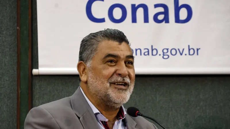 Maringá 98 FM — Lenildo Morais, ex-prefeito de Patos, é o novo presidente da Fundação Nacional de Saúde (Funasa). A nomeação foi assinada pelo presidente Luiz Inácio Lula da Silva e publicada pelo Diário Oficial da União (DOU). O paraibano irá substituir Alexandre Ribeiro Motta. Antes, ocupava a Diretoria Executiva da Companhia Nacional de Abastecimento (Conab). A Funasa é uma fundação pública federal, vinculada ao Ministério da Saúde, responsável por promover a saúde pública e inclusão social no Brasil. O órgão atua principalmente nas áreas de saneamento básico e saúde ambiental, com foco em municípios pequenos e áreas rurais, visando à prevenção de doenças. [&hellip;]