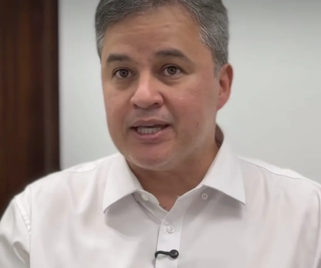 Maringá 98 FM — O senador e pré-candidato ao Governo da Paraíba, Efraim Filho (PL), divulgou em publicação nas redes sociais um convite à população para participar de um encontro de debates e discussões sobre o futuro do Estado. O evento ocorre neste sábado (23/05), às 16h, no auditório Master da Universidade de FIPE, na cidade de Patos. O senador destacou que a proposta do encontro é ouvir a população e construir uma agenda voltada para mudanças e desenvolvimento da Paraíba. Segundo ele, temas como empreendedorismo, segurança pública, geração de oportunidades e fortalecimento da família estarão entre os principais pontos debatidos. Efraim afirmou, também, que […]
