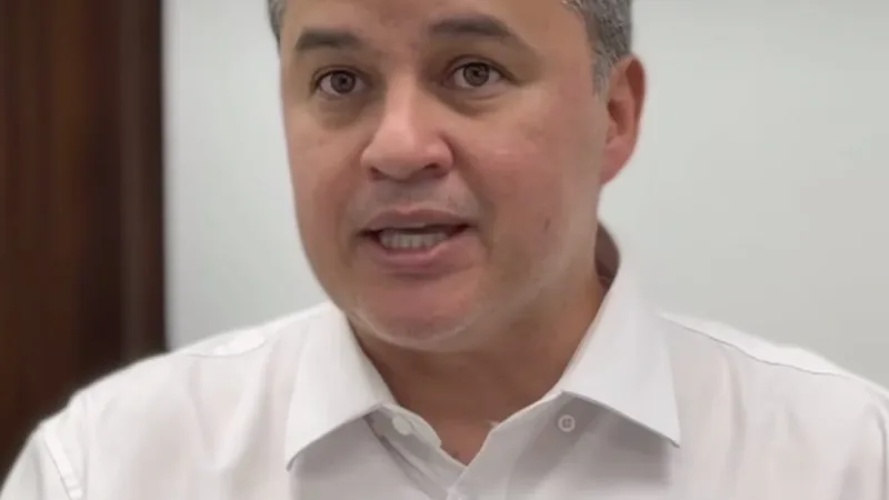 Maringá 98 FM — O senador e pré-candidato ao Governo da Paraíba, Efraim Filho (PL), divulgou em publicação nas redes sociais um convite à população para participar de um encontro de debates e discussões sobre o futuro do Estado. O evento ocorre neste sábado (23/05), às 16h, no auditório Master da Universidade de FIPE, na cidade de Patos. O senador destacou que a proposta do encontro é ouvir a população e construir uma agenda voltada para mudanças e desenvolvimento da Paraíba. Segundo ele, temas como empreendedorismo, segurança pública, geração de oportunidades e fortalecimento da família estarão entre os principais pontos debatidos. Efraim afirmou, também, que [&hellip;]