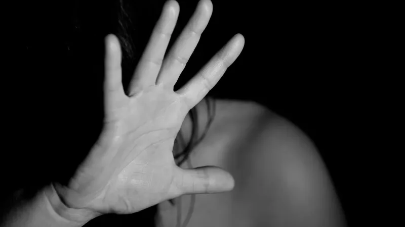 Maringá 98 FM — A Secretaria da Segurança e da Defesa Social da Paraíba (Sesds) divulgou, nesta terça-feira (5), dados do Núcleo de Análise Criminal e Estatística (Nace) que apontam redução nos registros de feminicídio e de Crimes Violentos Letais Intencionais (CVLI) contra mulheres no estado, no primeiro quadrimestre de 2026, em comparação com o mesmo período de 2025, como resultado das ações integradas de segurança pública e do monitoramento dos indicadores. De acordo com a estatística oficial, os feminicídios passaram de 15 ocorrências no primeiro quadrimestre de 2025 para nove casos em 2026, o que representa uma redução de 40%. No mesmo período, [&hellip;]