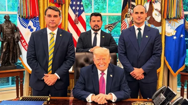 Maringá 98 FM — Os Estados Unidos decidiram, nesta quinta-feira (28), classificar o CV (Comando Vermelho) e o PCC (Primeiro Comando da Capital) como organizações terroristas. A medida passa a valer em 5 de junho e acontece após a visita do senador Flávio Bolsonaro (PL-RJ), pré-candidato à Presidência, ao presidente Donald Trump. Pelas redes sociais, Marco Rubio, do Departamento do Estado, disse que as organizações criminosas “são as mais perigosas do Brasil”. “Seu alcance se estende por toda a nossa região e ao nosso país. A administração Trump continuará usando todas as ferramentas disponíveis para proteger nossos interesses de segurança nacional e negar o financiamento [&hellip;]