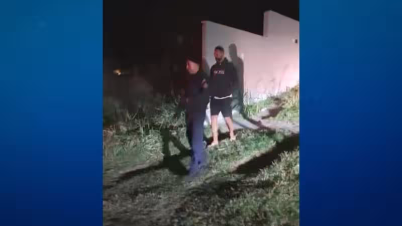 Maringá 98 FM — &nbsp; O goleiro Bruno, condenado pela morte da modelo Eliza Samúdio, foi preso durante uma operação da Polícia Militar em São Pedro da Aldeia, na Região dos Lagos, no Rio de Janeiro, na madrugada desta sexta-feira (8). Segundo a Polícia Militar, o goleiro, que era considerado foragido da Justiça há dois meses, não apresentou resistência e colaborou com as equipes policiais. A ação foi realizada após troca de informações entre agentes de inteligência da corporação do Rio de Janeiro e de Minas Gerais. O ex-jogador do Flamengo tinha um mandado de prisão em aberto contra ele após não se apresentar para cumprir a determinação [&hellip;]