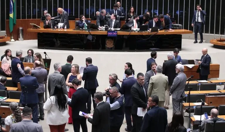 Maringá 98 FM — A Câmara dos Deputados aprovou, nessa quarta-feira (27), a Proposta de Emenda à Constituição (PEC) que reduz a jornada semanal de trabalho de 44 para 40 horas e permite o fim da escala 6×1 em todo o Brasil. Na bancada da Paraíba, os 12 deputados federais votaram favoráveis à proposta nos dois turnos da votação. Confira nomes abaixo. A PEC foi aprovada por ampla maioria no plenário da Câmara, com 472 votos favoráveis e 22 contrários no primeiro turno. Já no segundo turno, o texto recebeu 461 votos favoráveis e 19 contrários. A proposta agora segue para análise do Senado Federal, onde ainda precisará ser aprovada em dois turnos [&hellip;]