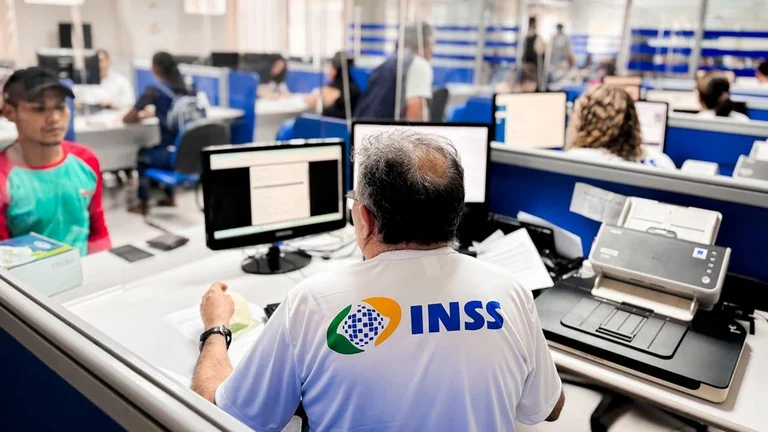 Maringá 98 FM — &nbsp; O Ministério da Previdência Social e o Instituto Nacional do Seguro Social (INSS) estão promovendo neste fim de semana, nos dias 30 e 31 de maio, o maior mutirão de atendimentos extras do ano. Na Paraíba, foram disponibilizadas 2.390 vagas para acelerar a concessão de benefícios.  Os atendimentos dessa ação específica são voltados para a realização de perícias médicas e avaliações sociais, etapas que são obrigatórias para quem busca a liberação de auxílios e benefícios assistenciais. As vagas no estado estão distribuídas em agências de três grandes municípios, cobrindo o litoral, o compartimento da Borborema e o Sertão. Em João [&hellip;]