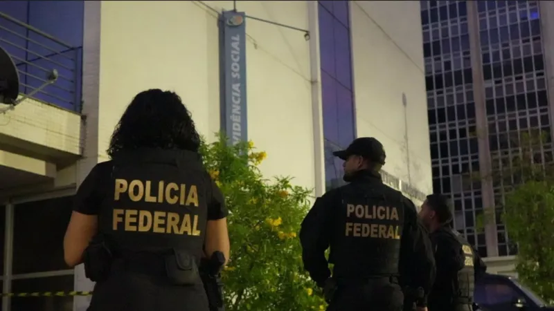 Maringá 98 FM — A Polícia Federal deflagrou, nesta terça-feira (5), a operação Barco de Teseu para combater um esquema de empréstimos fraudulentos realizados em agências da Caixa Econômica Federal. A ação resultou em três prisões em flagrante e no cumprimento de mandados judiciais. Segundo as investigações, a organização criminosa recrutava pessoas para abrir contas bancárias de forma fraudulenta. Em seguida, eram solicitados empréstimos que, após liberados, eram rapidamente sacados ou transferidos para contas de terceiros. Atuação em cidades da Paraíba Os golpes foram registrados principalmente em municípios como Picuí, Cuité, Areia e Esperança. De acordo com a PF, apenas nas cidades de Areia e Esperança, o prejuízo à Caixa Econômica Federal ultrapassa R$ 72 mil. Mandados e bloqueio de bens Durante [&hellip;]