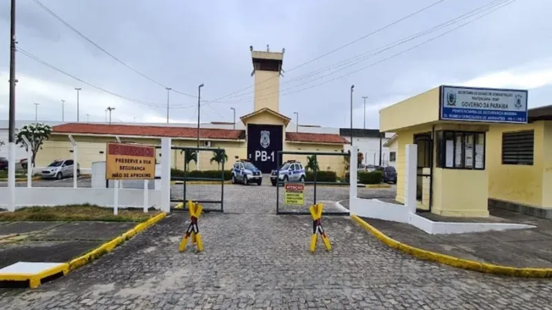 Maringá 98 FM — O sistema prisional da Paraíba registrou pelo menos 13 tentativas de fuga por fraude em documentos e uso de Inteligência Artificial desde dezembro do ano passado, de acordo com o secretário de administração penitenciária do estado, Tércio Chaves, em entrevista para a TV Cabo Branco, nesta terça-feira (19). As declarações aconteceram após sete presos ligados a facções criminosas tentaram sair de uma unidade prisional de segurança máxima da Paraíba usando alvarás de soltura falsificados. Os presos cumprem pena na Penitenciária de Segurança Máxima Dr. Romeu Gonçalves de Abrantes, conhecida como PB1 e PB2, em João Pessoa, e chegaram a ser chamados para [&hellip;]