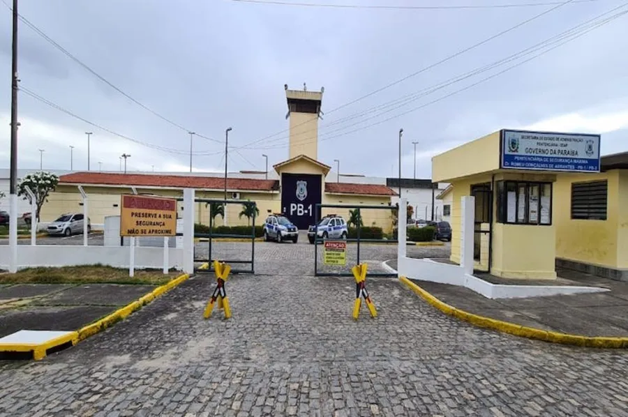 Maringá 98 FM — O sistema prisional da Paraíba registrou pelo menos 13 tentativas de fuga por fraude em documentos e uso de Inteligência Artificial desde dezembro do ano passado, de acordo com o secretário de administração penitenciária do estado, Tércio Chaves, em entrevista para a TV Cabo Branco, nesta terça-feira (19). As declarações aconteceram após sete presos ligados a facções criminosas tentaram sair de uma unidade prisional de segurança máxima da Paraíba usando alvarás de soltura falsificados. Os presos cumprem pena na Penitenciária de Segurança Máxima Dr. Romeu Gonçalves de Abrantes, conhecida como PB1 e PB2, em João Pessoa, e chegaram a ser chamados para […]