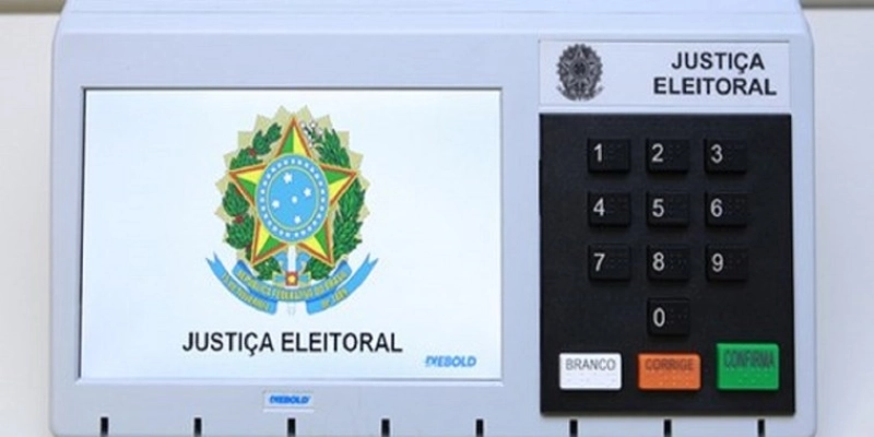 Maringá 98 FM — Os Tribunais Regionais Eleitorais (TREs) iniciaram o recrutamento de voluntários para atuar como mesários nas Eleições de 2026. A campanha foca especialmente no público jovem por meio de redes sociais como TikTok e Instagram, na busca de renovar o quadro de colaboradores que atuarão no pleito de outubro, quando mais de 150 milhões de brasileiros exercerão seu direito de voto. Para participar, o eleitor deve ser maior de 18 anos e estar em situação regular com a Justiça Eleitoral. O cadastro pode ser feito pelo aplicativo e-Título ou nos sites dos TREs. Estão impedidos de atuar na função candidatos, parentes [&hellip;]