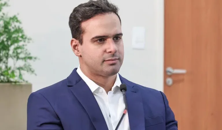 Maringá 98 FM — Ogovernador Lucas Ribeiro anunciou, nesta segunda-feira (25), durante o programa Conversa com o Governador, transmitido diretamente de Campina Grande, o calendário de pagamento dos servidores estaduais referente ao mês de maio. Os pagamentos começam na quinta-feira (28) com os aposentados e pensionistas, e seguem na sexta-feira (29), quando recebem os servidores da ativa. Ao todo, serão injetados R$ 935 milhões na economia paraibana, fortalecendo o comércio, estimulando a circulação de renda e garantindo maior segurança financeira para milhares de famílias em todas as regiões do estado. “Confirmando nossa política de pagar os servidores dentro do mês trabalhado, na quinta-feira recebem os [&hellip;]