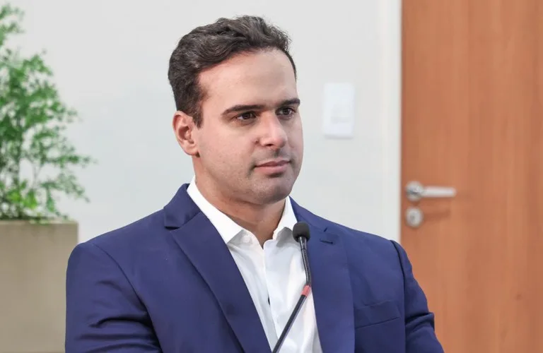 Maringá 98 FM — Ogovernador Lucas Ribeiro anunciou, nesta segunda-feira (25), durante o programa Conversa com o Governador, transmitido diretamente de Campina Grande, o calendário de pagamento dos servidores estaduais referente ao mês de maio. Os pagamentos começam na quinta-feira (28) com os aposentados e pensionistas, e seguem na sexta-feira (29), quando recebem os servidores da ativa. Ao todo, serão injetados R$ 935 milhões na economia paraibana, fortalecendo o comércio, estimulando a circulação de renda e garantindo maior segurança financeira para milhares de famílias em todas as regiões do estado. “Confirmando nossa política de pagar os servidores dentro do mês trabalhado, na quinta-feira recebem os […]