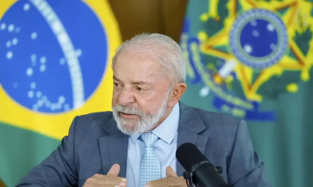 Maringá 98 FM — O presidente Luiz Inácio Lula da Silva assina nesta segunda-feira (4) uma medida provisória para lançar uma nova fase do Desenrola Brasil, programa de renegociação de dívidas. A ideia é oferecer descontos entre 30% e 90% como incentivo para que devedores quitem débitos. O programa também prevê juros de até 1,99% ao mês para brasileiros endividados. A nova edição do programa ainda vai contar com a liberação de até 20% do FGTS (Fundo de Garantia do Tempo de Serviço) para ajudar os brasileiros endividados. Segundo Lula, nessa nova etapa do Desenrola será possível renegociar dívidas com cartão de crédito, cheque especial, crédito pessoal e o Fies (Fundo de Financiamento Estudantil). Em outra [&hellip;]