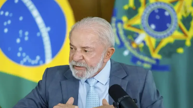 Maringá 98 FM — O presidente Luiz Inácio Lula da Silva assina nesta segunda-feira (4) uma medida provisória para lançar uma nova fase do Desenrola Brasil, programa de renegociação de dívidas. A ideia é oferecer descontos entre 30% e 90% como incentivo para que devedores quitem débitos. O programa também prevê juros de até 1,99% ao mês para brasileiros endividados. A nova edição do programa ainda vai contar com a liberação de até 20% do FGTS (Fundo de Garantia do Tempo de Serviço) para ajudar os brasileiros endividados. Segundo Lula, nessa nova etapa do Desenrola será possível renegociar dívidas com cartão de crédito, cheque especial, crédito pessoal e o Fies (Fundo de Financiamento Estudantil). Em outra [&hellip;]