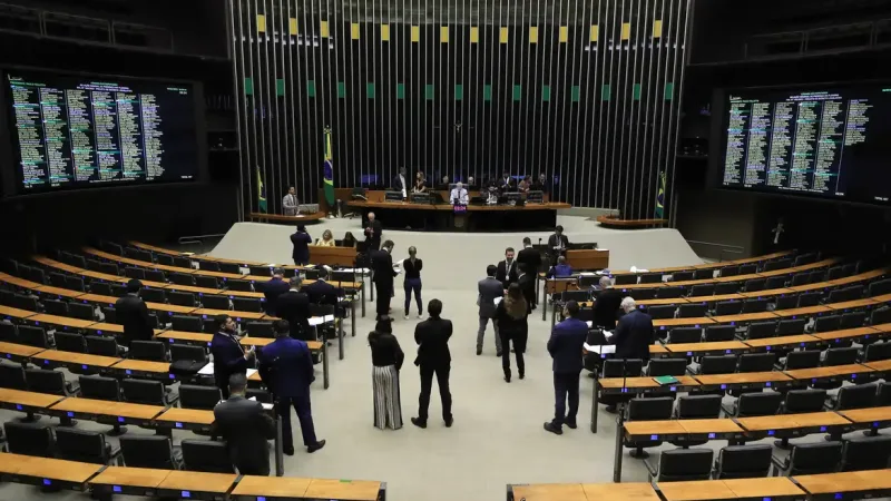 Maringá 98 FM — A aprovação da minirreforma eleitoral – em rápida votação simbólica e sem registro em painel – tem recebido críticas de diversas entidades da sociedade civil. O texto muda a prestação de contas dos partidos, flexibiliza regras de controle – limitando e parcelando multas a partidos que tiverem as contas desaprovadas, e autoriza o envio de mensagens em massa a eleitores previamente cadastrados. A matéria foi aprovada na noite de terça-feira (19) pela Câmara dos Deputados, sem que o texto entrasse na pauta. A votação simbólica e sem registro no painel identificando como cada parlamentar votou, despertou críticas. “A aprovação ocorreu por votação simbólica, [&hellip;]