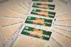 Maringá 98 FM — A Paraíba teve três apostas vencedoras na quina da Mega-Sena 30 anos, sorteada neste domingo (24), pelo concurso 3010. Dois bilhetes registrados em Campina Grande renderam R$ 13.890,02 cada. Em João Pessoa, uma aposta acertou cinco números e levou R$ 41.670,06. O prêmio principal da Mega-Sena 30 anos, no valor de R$ 336,3 milhões, saiu para duas apostas que acertaram as seis dezenas sorteadas. Um jogo simples feito no Rio de Janeiro e um bolão registrado no Ceará vão dividir a bolada, com R$ 168,1 milhões para cada vencedor. O sorteio do concurso foi realizado neste domingo (24), em São Paulo, […]