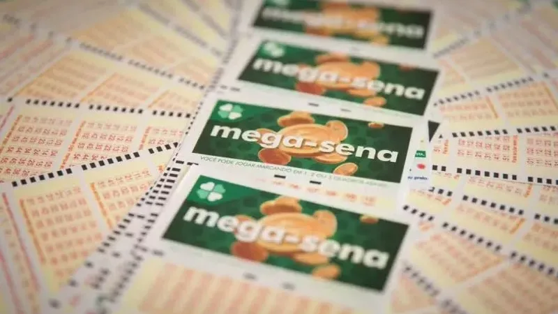 Maringá 98 FM — A Paraíba teve três apostas vencedoras na quina da Mega-Sena 30 anos, sorteada neste domingo (24), pelo concurso 3010. Dois bilhetes registrados em Campina Grande renderam R$ 13.890,02 cada. Em João Pessoa, uma aposta acertou cinco números e levou R$ 41.670,06. O prêmio principal da Mega-Sena 30 anos, no valor de R$ 336,3 milhões, saiu para duas apostas que acertaram as seis dezenas sorteadas. Um jogo simples feito no Rio de Janeiro e um bolão registrado no Ceará vão dividir a bolada, com R$ 168,1 milhões para cada vencedor. O sorteio do concurso foi realizado neste domingo (24), em São Paulo, [&hellip;]