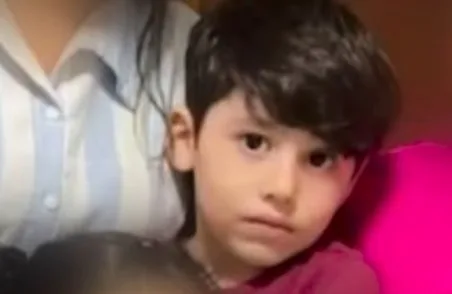 Maringá 98 FM — Uma criança de 5 anos, identificada como Gustavo Batista Oliveira, morreu nesse domingo (10) após se afogar durante uma confraternização familiar no Distrito de Lagoa dos Estrelas, no município de Sousa. De acordo com informações, o menino se afogou em uma piscina enquanto participava de uma confraternização com familiares no Dia das Mães. Ao perceberem a situação, parentes realizaram os primeiros socorros e a criança foi socorrida às pressas para o Hospital Regional de Sousa. Apesar dos esforços da equipe médica, Gustavo não resistiu e morreu na unidade hospitalar. A tragédia causou grande comoção entre familiares e moradores da comunidade, [&hellip;]
