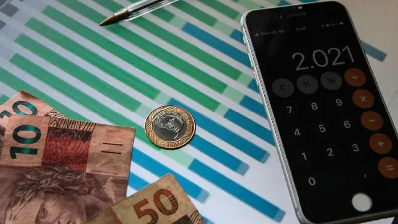 Maringá 98 FM — O Desenrola 2.0, também chamado de Novo Desenrola, começa nesta terça-feira (5). O programa do Governo Federal tem como objetivo ajudar brasileiros que estejam endividados e permite realizar renegociações de valores e recuperar crédito. Haverá uma mobilização de 90 dias, na qual os descontos devem chegar a 90%, com juros reduzidos (máxima de 1,99% ao mês) e possibilidade de uso do FGTS para abatimento dos débitos. “O que nós estamos fazendo é dizendo para o povo brasileiro: nós vamos fazer com que vocês voltem a respirar, vamos criar as condições para vocês diminuírem o endividamento, para pagar as dívidas que já estão [&hellip;]